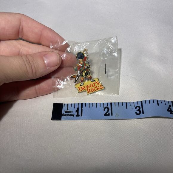 Vintage Dewar’s Scotch “Dewar’s Rocks” Pin New in Package Bar Promo Collectible - Picture 1 of 3